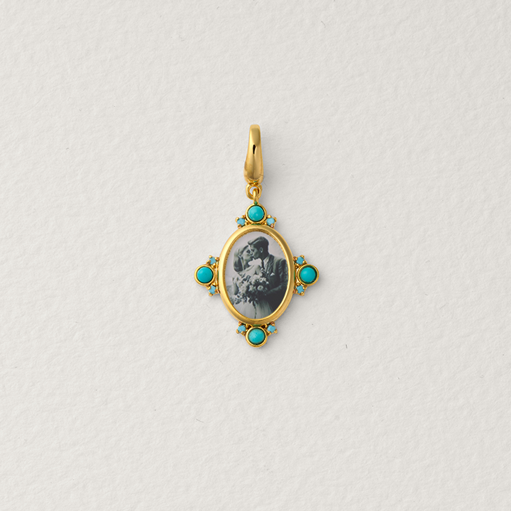 Jean Turquoise Oval Portrait Pendant – Custom Photo Charm – Raiz