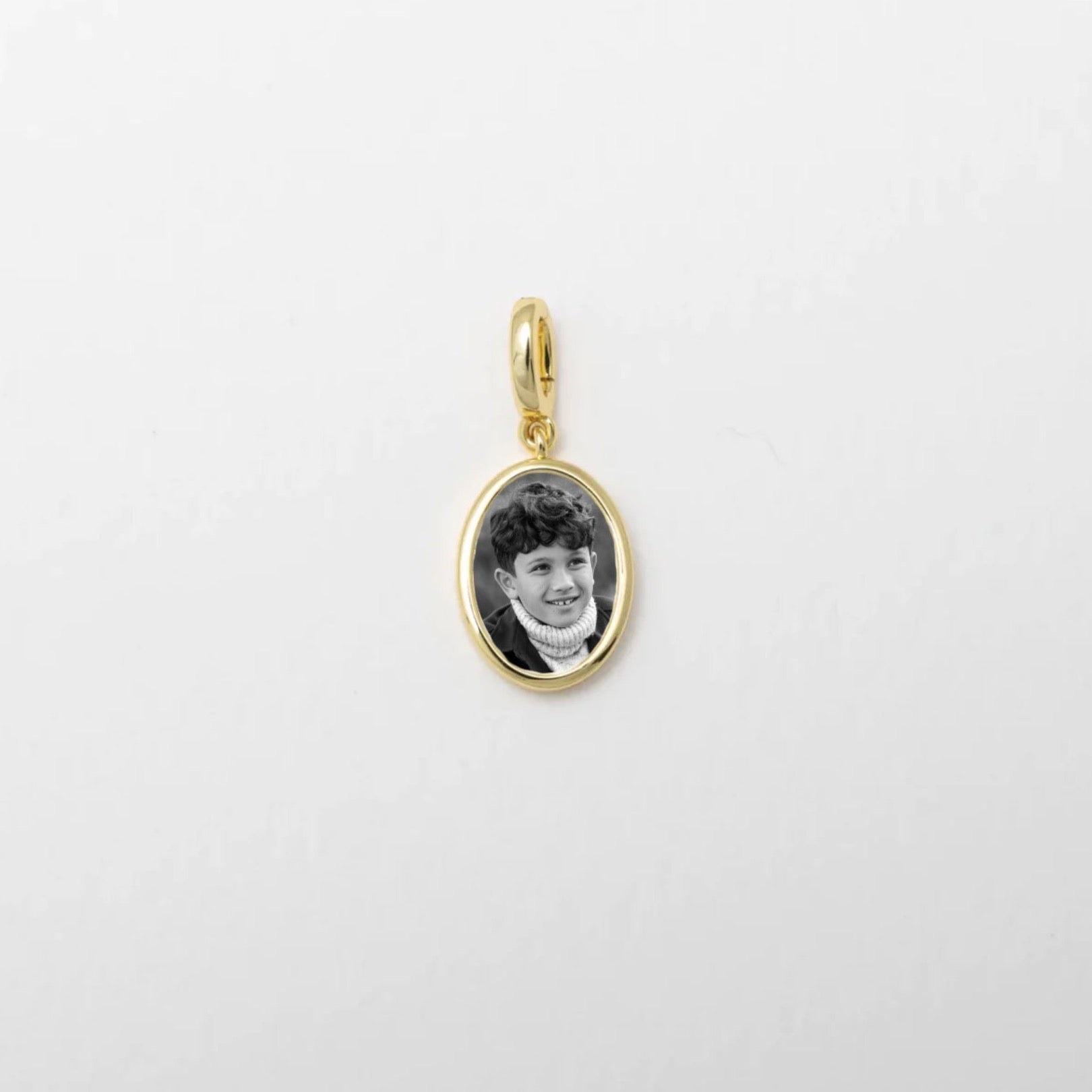 Vera Oval Customizable Portrait Pendant